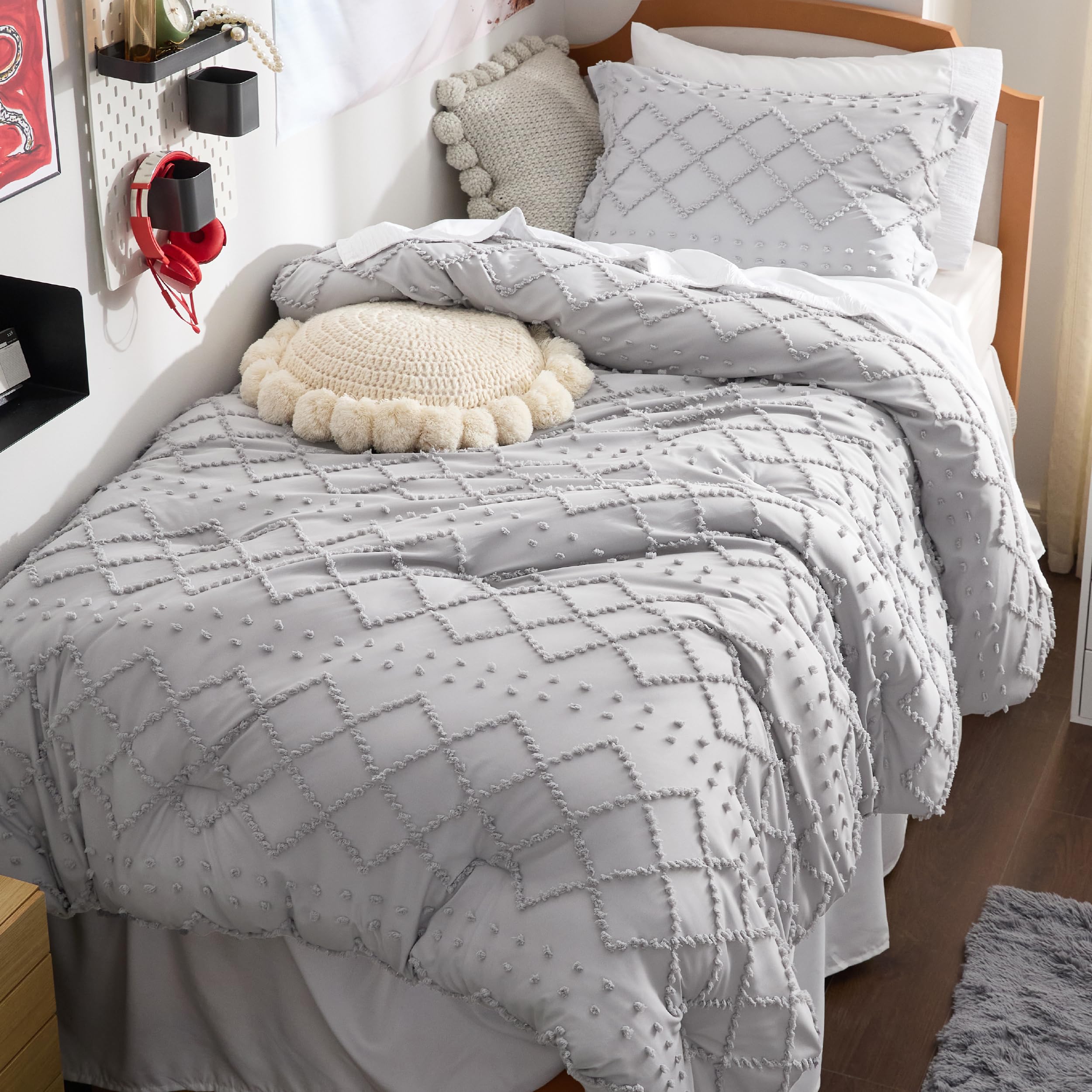 Bedsure Queen Comforter Set - White Comforter, Boho Tufted Shabby Chic Bedding Comforter Set, 3 Pieces Vintage Farmhouse Bed Set for All Seasons, Fluffy Soft Bedding Set with 2 Pillow Shams